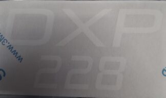Aufkleber "DXP 228" weiss auf Batterieabdeckung